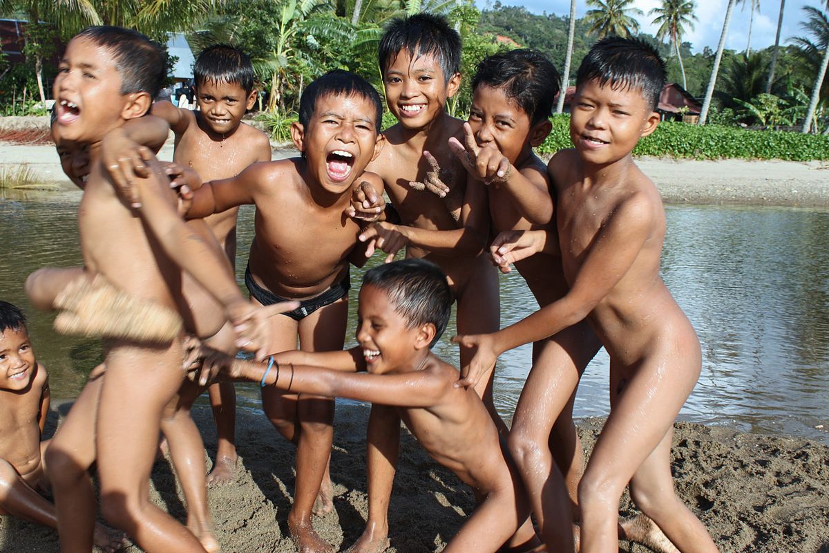 Eine Gruppe Jungs beim Baden