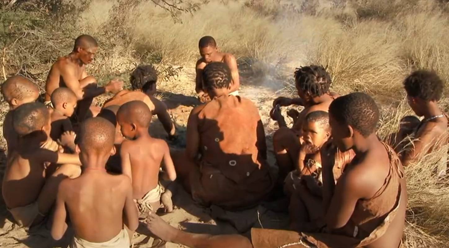 Die Touristen begleiten die Buschmänner auf ihrem traditionellen Jagdgang, und nach erfolgreicher Jagd wird das Wild am Lagerfeuer gebraten.