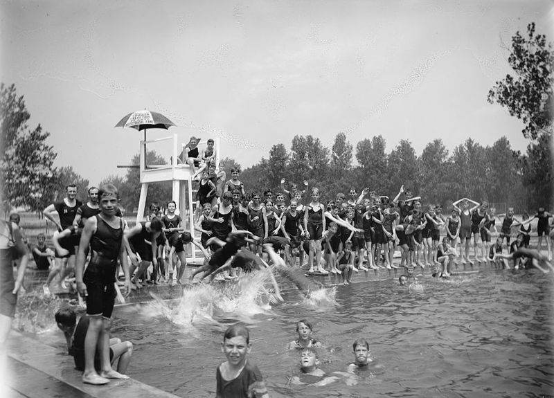 Badepool bei Washington D.C. um 1920 - Die damalige Bademode war schon recht beinfrei, aber immer noch stark textilbetont